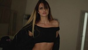  Blonde stunner shows her nude body