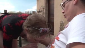  Maman cougar suce une jeune queue avant de s empaler