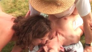  FFMM 2 cougars francaises baisees et fistees dans la jardin