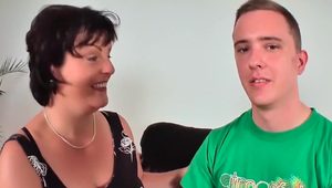  Reife Milf Fickstute melkt jungen Schwanz